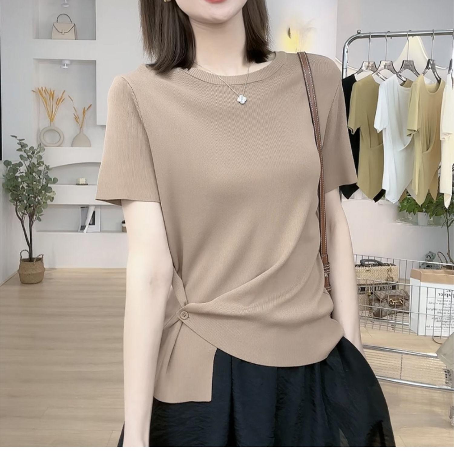 

Женская футболка с коротким рукавом из ледяного шелка спереди на плечах, лето 2025, новая, свободная и тонкая, с неровным низом, шикарный топ со скрытой пуговицей M хаки