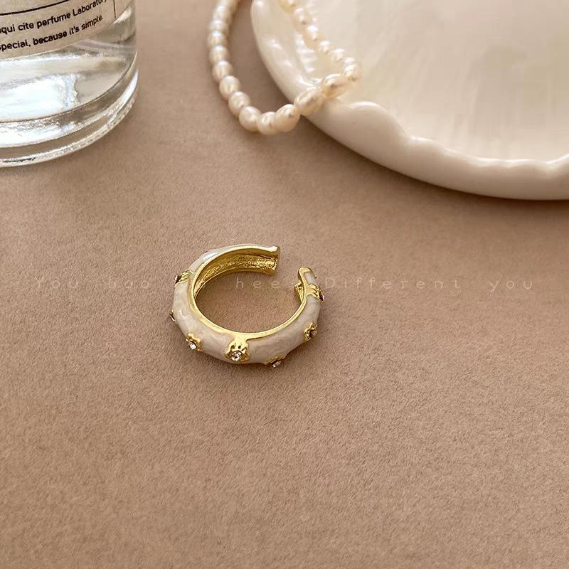 

Премиальное кольцо с открытым дизайном, украшенное жемчугом и стразами, ретро-кольцо, нишевый дизайн для женщин, уникальное кольцо на указательный палец в стиле холодного ветра