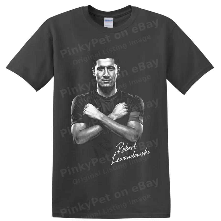 Robert Lewandowski T-shirt da Calcio Ritratto Braccia Incrociate Grafica Maglietta per Fan Regalo