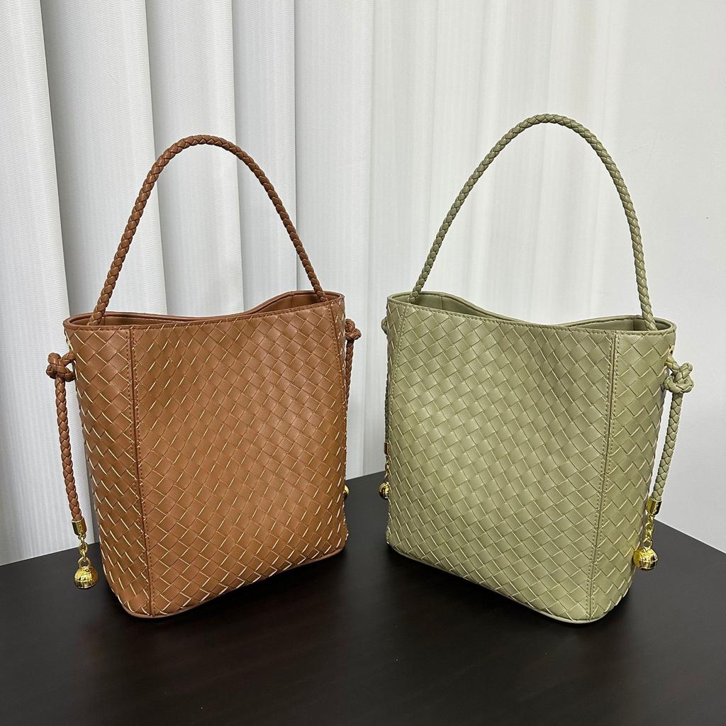 2025 New medieval fashion versatile leather square shoulder underarm crossbody tote bag woven bag hand bucket bag