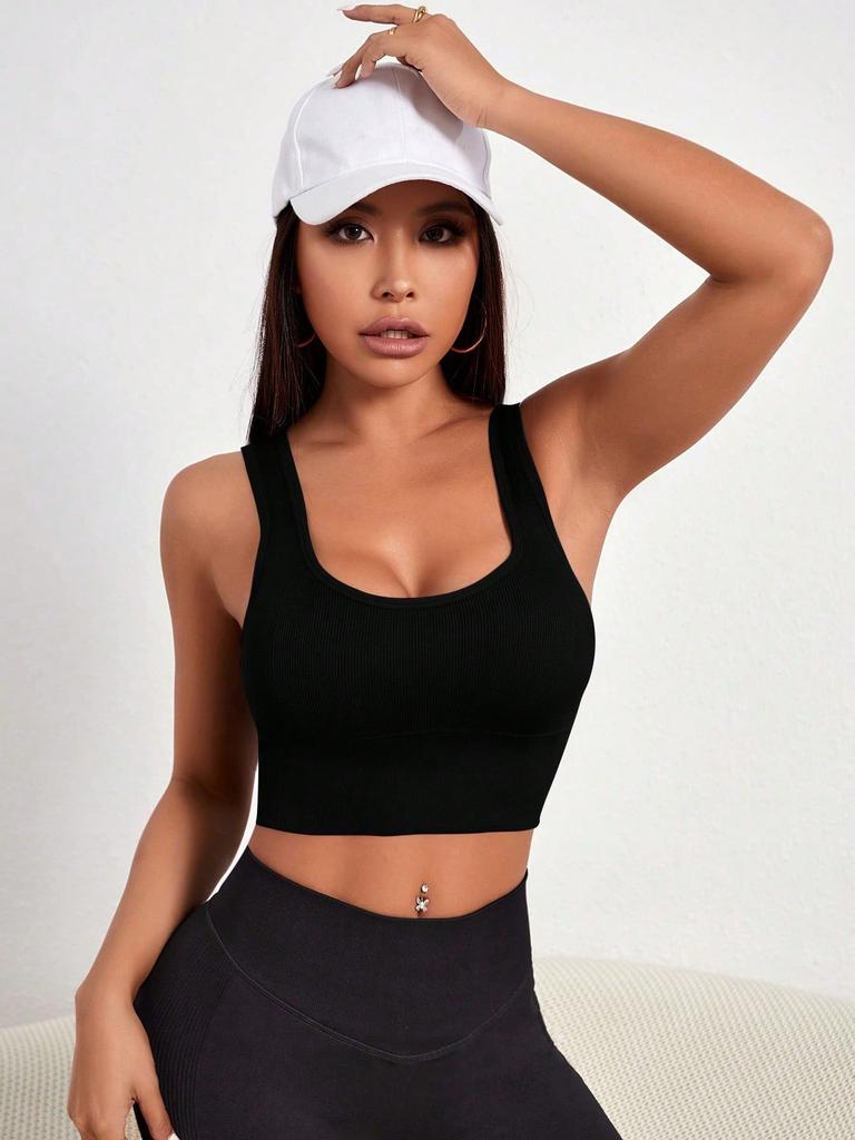 Women's spring and summer black U-shaped sports bra, suitable for various sports and daily leisure.