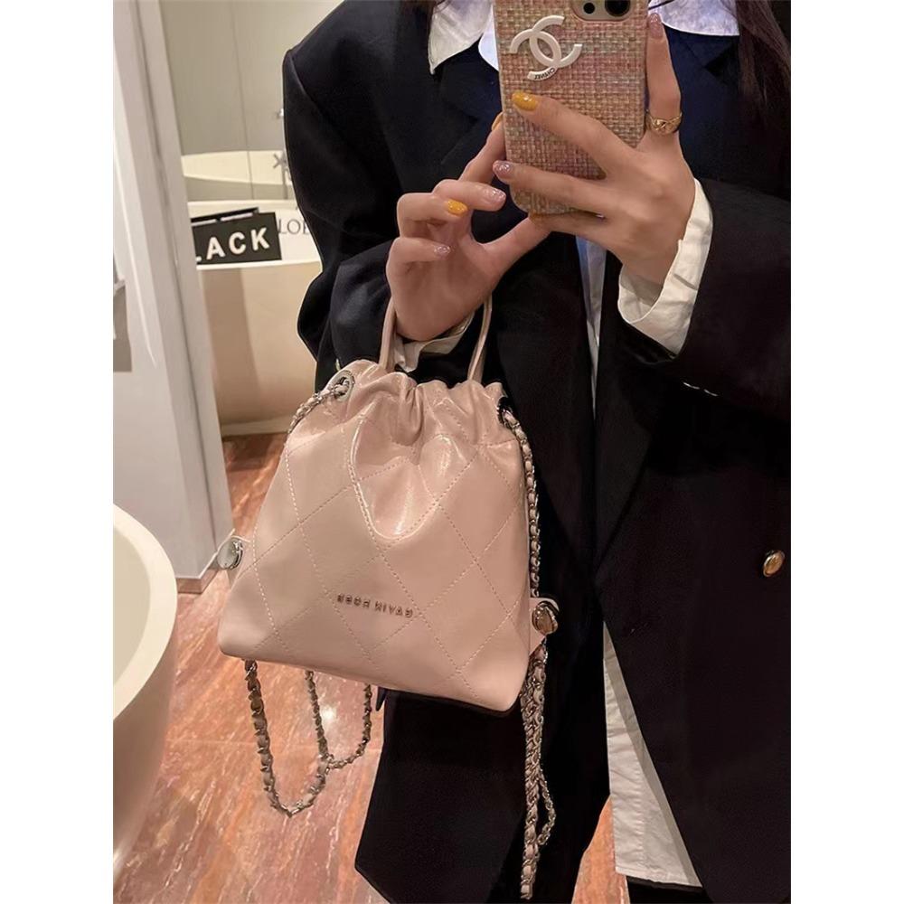 Нишевый дизайн большая вместимость маленький стиль аромата ромбовидная цепь рюкзак 2023 новый однотонный повседневный универсальный рюкзак