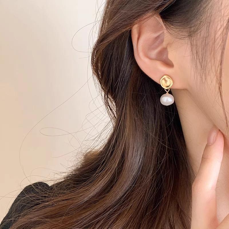 Baroque Irregular Pearl Matte Stud Earrings: Elegant Design for Women