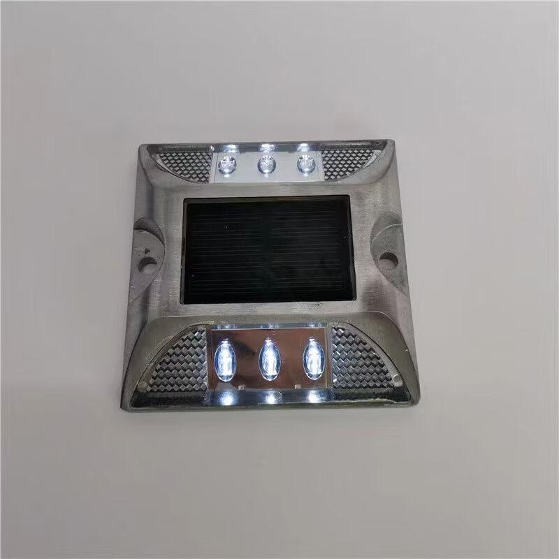 Светодиодный дорожный маячок DAXTE на солнечной батарее