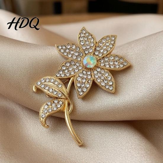 Rhinstone Flower Brooch Floral Pin for Women Shape Alloy Lapel Women Elegant Jewelry Pin Clothing Accessories Wedding Party Prom Design