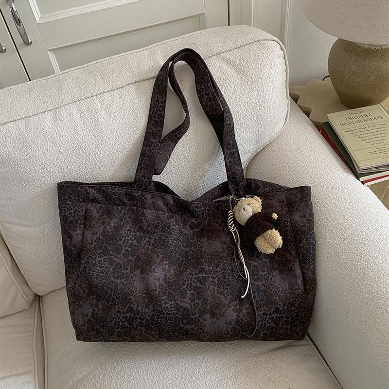 

Large capacity leopard print fashion shoulder bag women s 2025 autumn new simple personalized tote bag shopping armpit bag No pendant серый