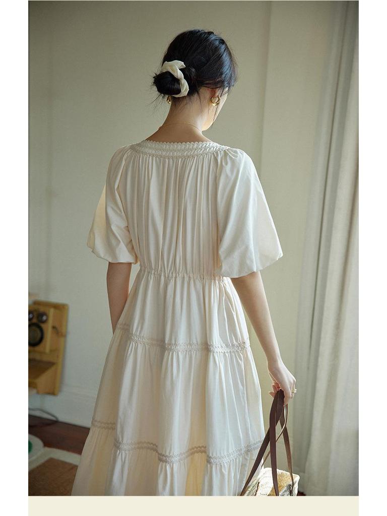 Elegantes hochtailliertes Slim-Kleid mit französischer Spitze und kurzen Ärmeln