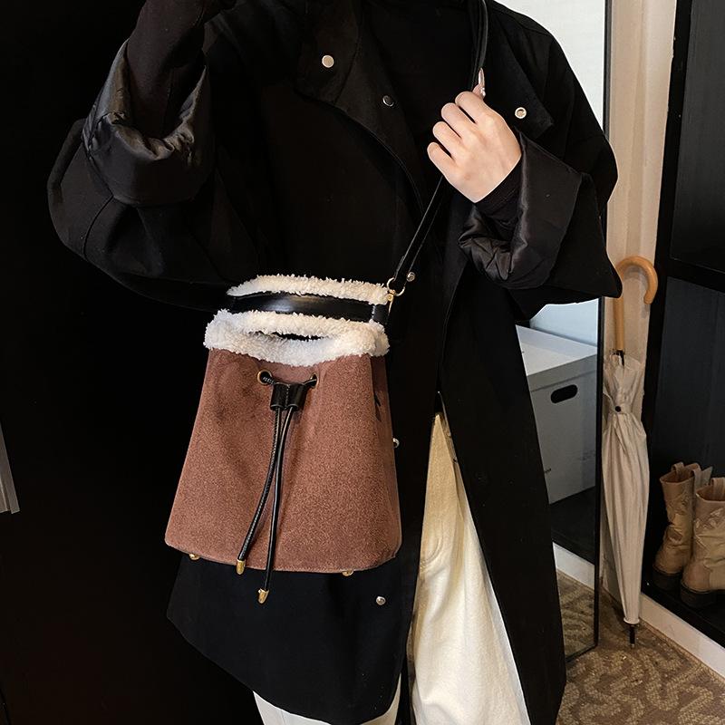 Niche design 2025 new retro bucket large capacity Mao Mao single room oblique span commuting casual versatile bag