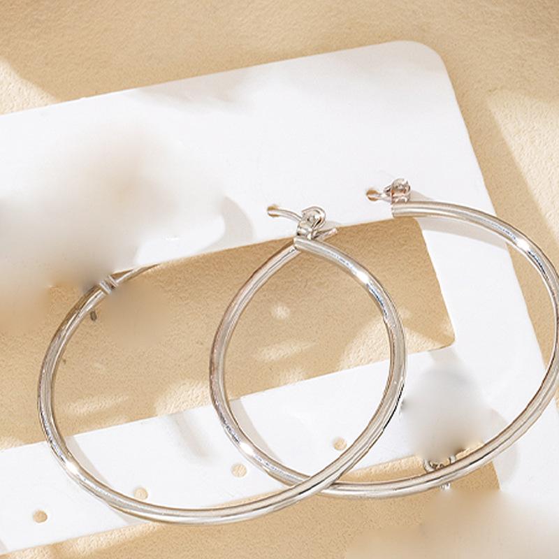 

1 pair of bow stud earrings hollow personality temperament iron piece national style antique geometric personality new Chinese style