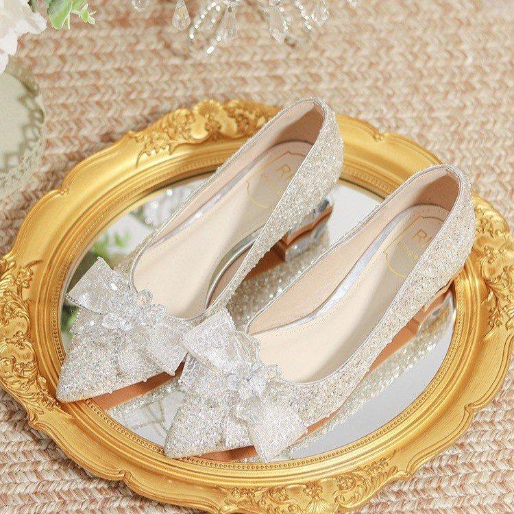 

Новые туфли-лодочки на высоком толстом каблуке с бантом для женщин, серебристые пайетки, свадебные туфли для подружки невесты, туфли-лодочки с острым носком и неглубоким вырезом 34
