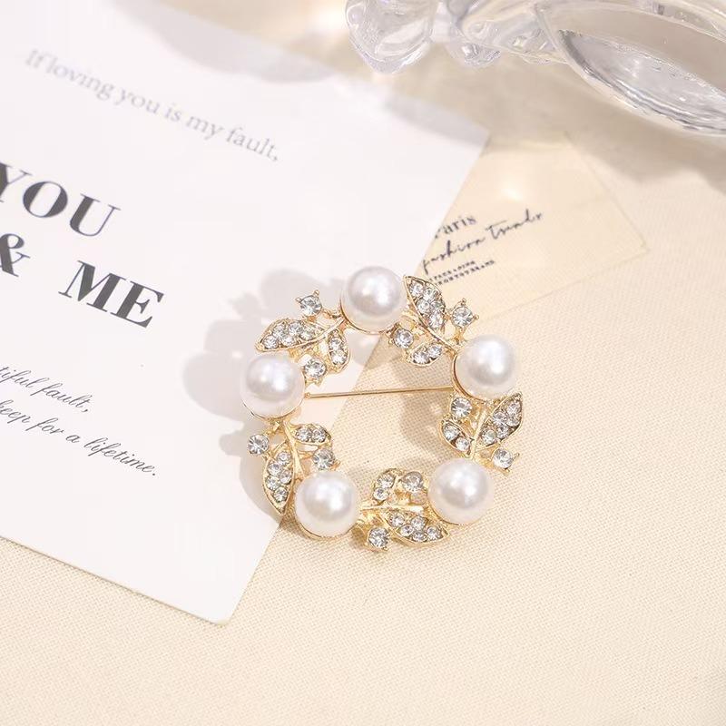 Exquisite Style Imitation Pearl Diamond Interwoven Flower Wreath Brooch Lights Up Fashionable Outfits Showing Noble Temperament