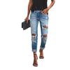 Eine Frau in modischen und retro Skinny Jeans