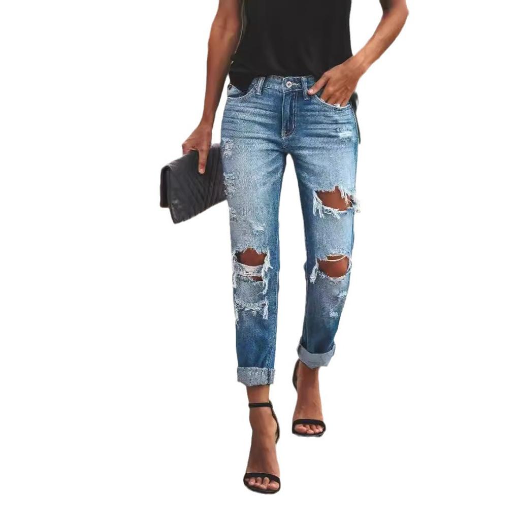 Eine Frau in modischen und retro Skinny Jeans