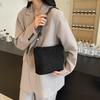 Simple and personalized large-capacity bucket bag, early spring new casual commuter messenger bag, fashionable and personalized shoulder bag.