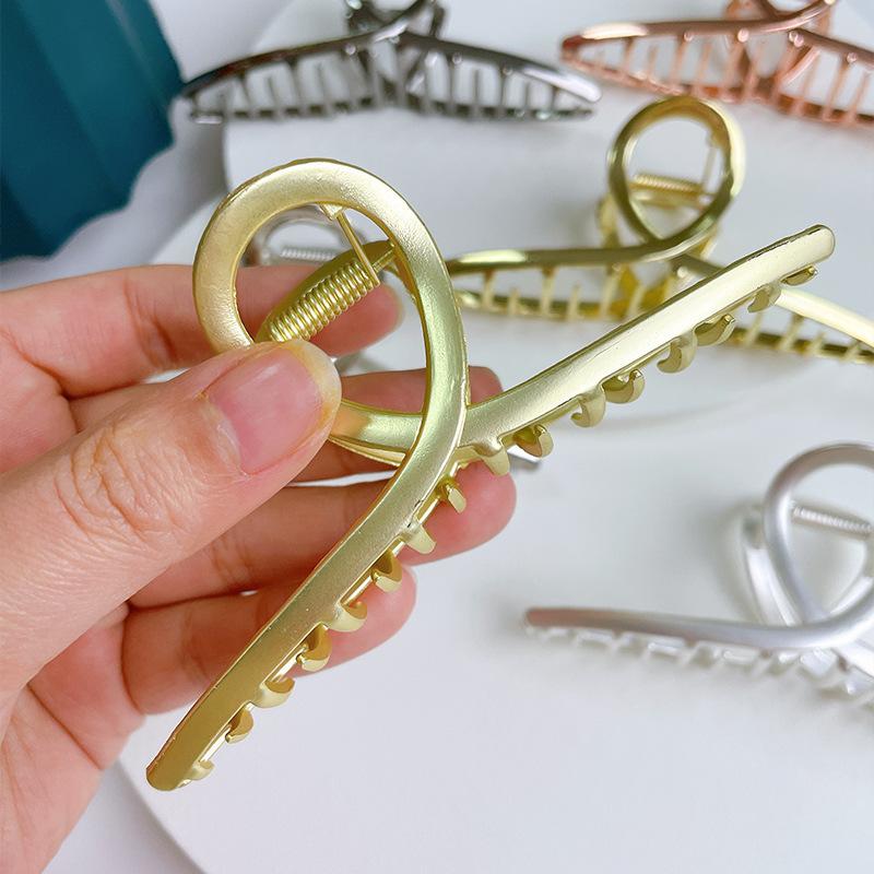 Elegant Chic And Hair Claw Clip For Women Featuring Geometric Line Design