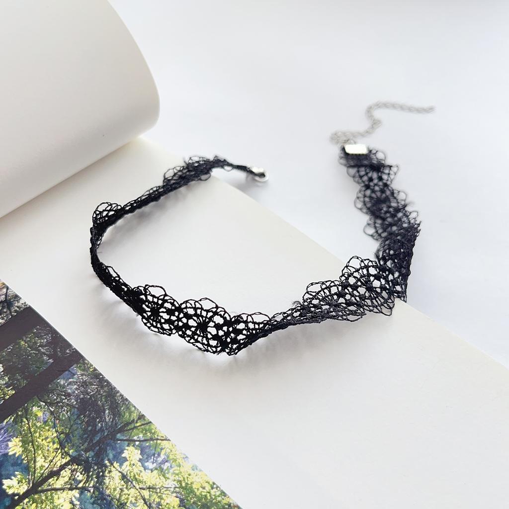 Ein modisches, einfaches, vielseitiges, sexy und retro schwarzes Spitzen-Choker-Halsband, Nackenband, Halskette und Schmuck für Damen
