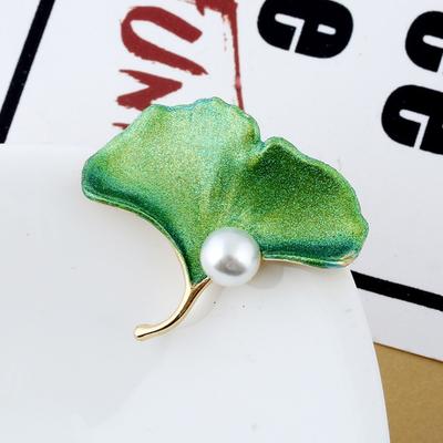 New Temperament Elegant Ginkgo Biloba Pearl Brooch Versatile Sweater Coat Simple Corsage High-end Pin with Accessories