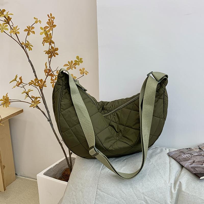 

Новая простая женская сумка через плечо из текстиля для отдыха, однотонная, большая вместимость, стеганая женская модная сумка через плечо для поездок на работу и обратно