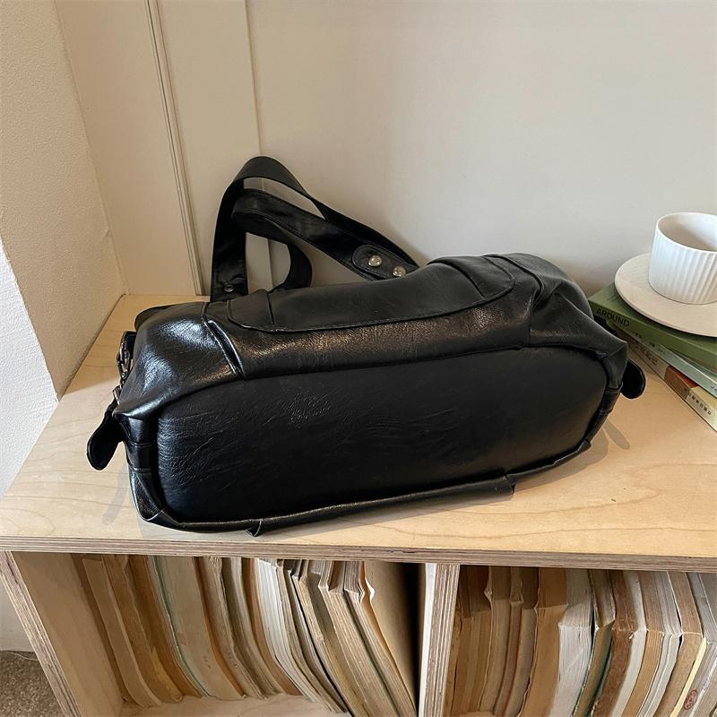 Borsa a Spalla Hobo Morbida in PU Sgualcita con Tracolla Regolabile e Borchie Metalliche Borsa a Mano Casual da Spalla per Donna