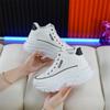 Scarpe alte bianche autunno nuove per studentesse, scarpe sportive e per il tempo libero con suola spessa che aumentano l'altezza