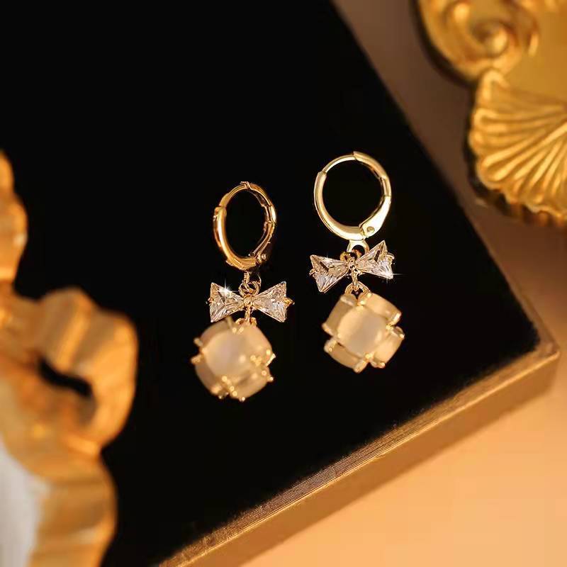 Fashion ins cold wind simple light luxury high-end ear buckle temperament geometric earrings women's small and versatile tide earrings