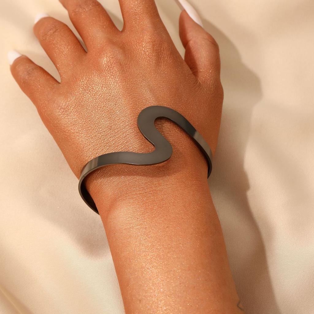 High-quality 2026 gold double-layer S-shaped hollow-out modeling bracelet, simple and versatile snake-shaped opening adjustable jewelry.