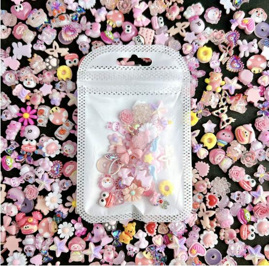 30 kusů růžových kreslených ozdob na nehty: Roztomilá žába, Mašle, Srdce, Květina, Poupě, Medvědí doplňky