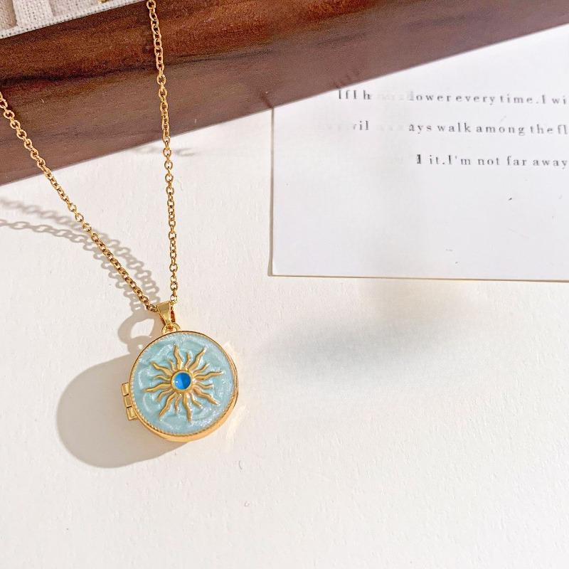 New Style Compatible Heart-shaped Photo Holder Necklace - Simple and Elegant Accessory for Women with A Touch of Exclusivity and Luxury.