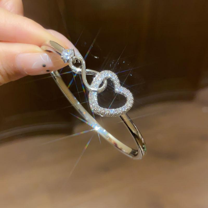 Trendy Geometric Clasp Bracelet with Japanese and Korean Cubic Zirconia - Retro Cool Style, Light Luxury Hand Chain Jewelry.