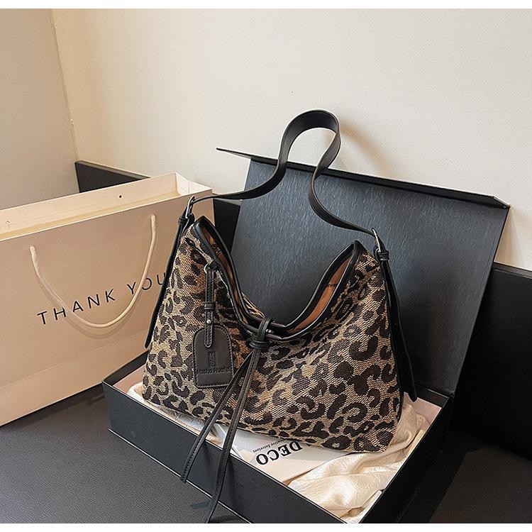 

This year s trend line large-capacity tote bag 2025 new women s versatile messenger bag fashion leopard print shoulder armpit bag 33*10*25 коричневый
