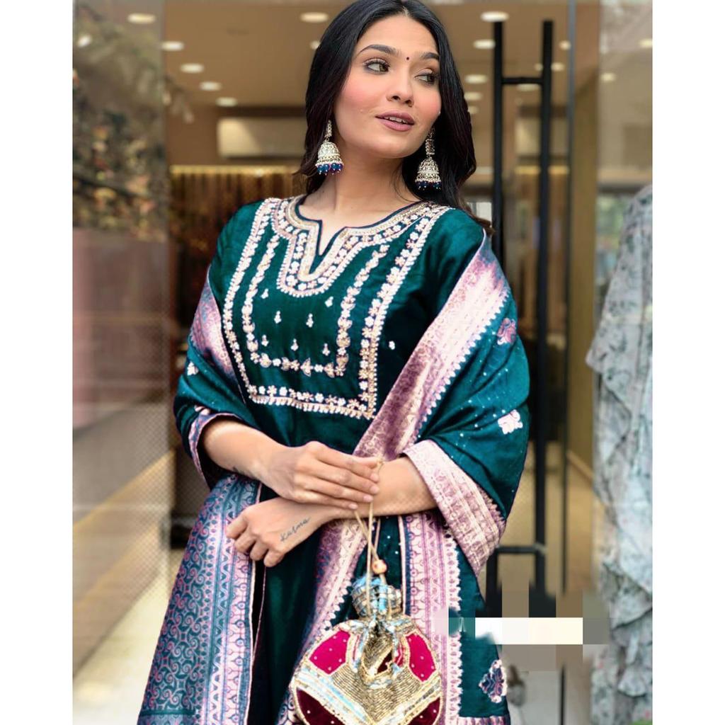 Představujeme krásný těžký set, který je s propracovanou ruční výšivkou, Zari tkaním . Hodí se k nim odpovídající kalhoty a jecard Dupatta.