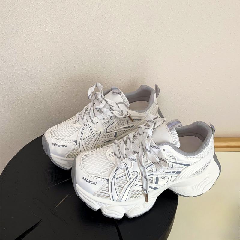 Dad Shoes sind ein neuer Bestseller für Frauen. Sie sind dünne, atmungsaktive und höhenvergrößernde Freizeitsportschuhe.