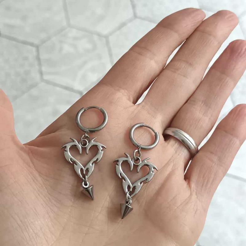 Gotische Y2K Silberfarbene Edelstahl Hohl-Herz Feuer Hängeohrringe für Damen Rock Punk Alternative Schmuck Geschenke