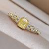 Eleganter gelber Zirkonia-Ring im Radiant-Schliff mit Milgrain-Fassung und seitlichen Akzenten, goldfarben, stapelbar für Damen