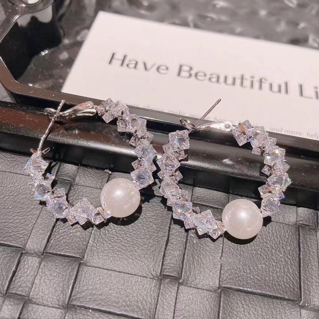 Niche Design Super Sparkling Zircon Crystal Earrings Women s Heavy Industry C-shaped Earrings Pearl Earrings Pendant серебряный