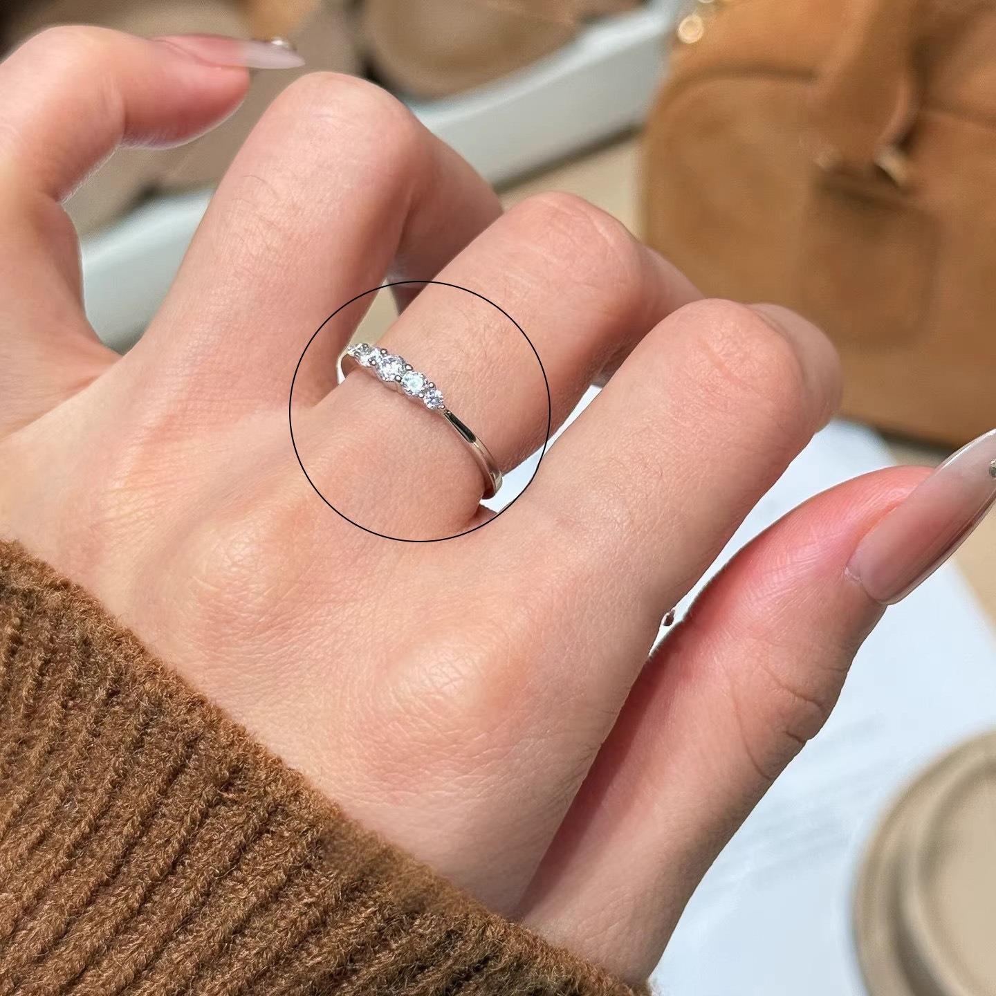 

Simple and Luxurious Style Plain Ring with Round Eye-shaped Diamonds on The Finger, A High-end Ring for The Index Finger. Silver row of diamonds
