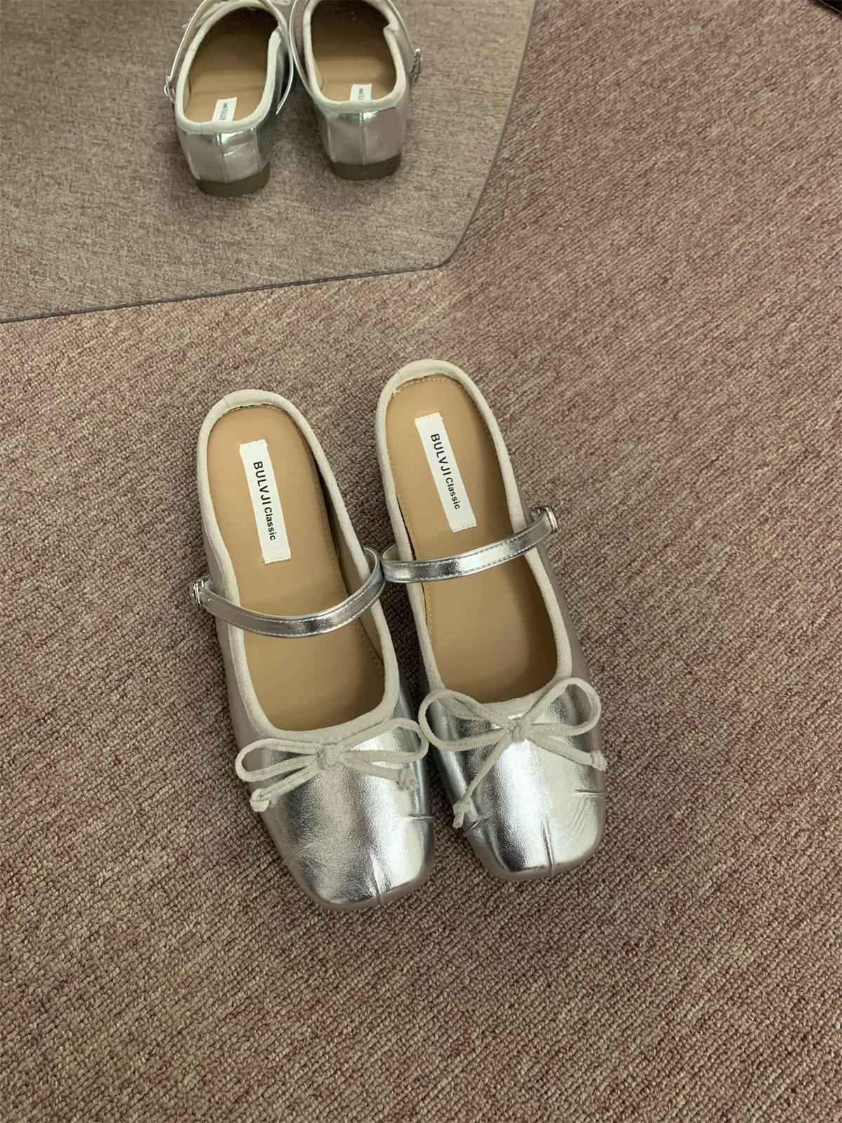 

Маленький мужчина толстая подошва увеличение роста легкий рот бант пустые одинарные туфли женские 2025 новые мягкая подошва серебристая сумка голова полушлепанцы 40