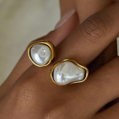 Elegantes und elegantes Design 18K Gold, barocke, speziell geformte Perle asymmetrischer offener Ring