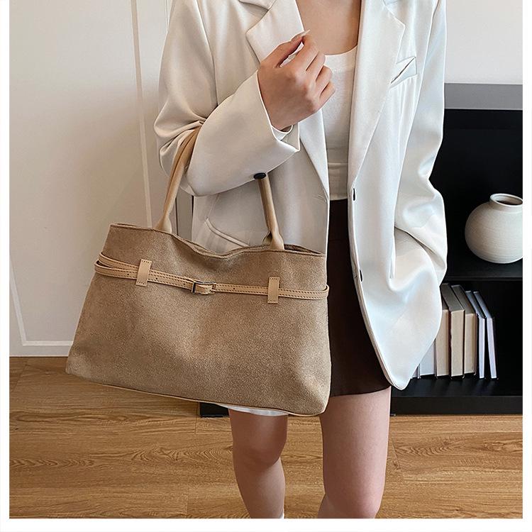 2026 Damen-Handtasche mit Wildleder-Riemen und mattem Leder: Lässig, Retro, Achselhöhlen-Stil