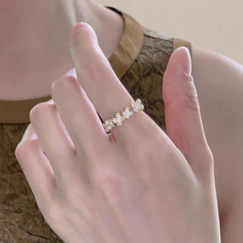 Design Modern Rhinestone Butterfly Clover Ring For Women Adjustable Size Perfect For Wear Daily