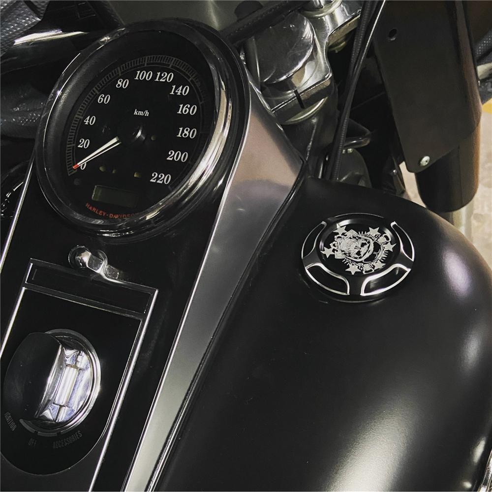 Motorcycle Skull Fuel Gas Tank Decorative Oil Cap Fit for Harley Sportster XL 1200 883 X48 Dyna Softail Touring FLHR