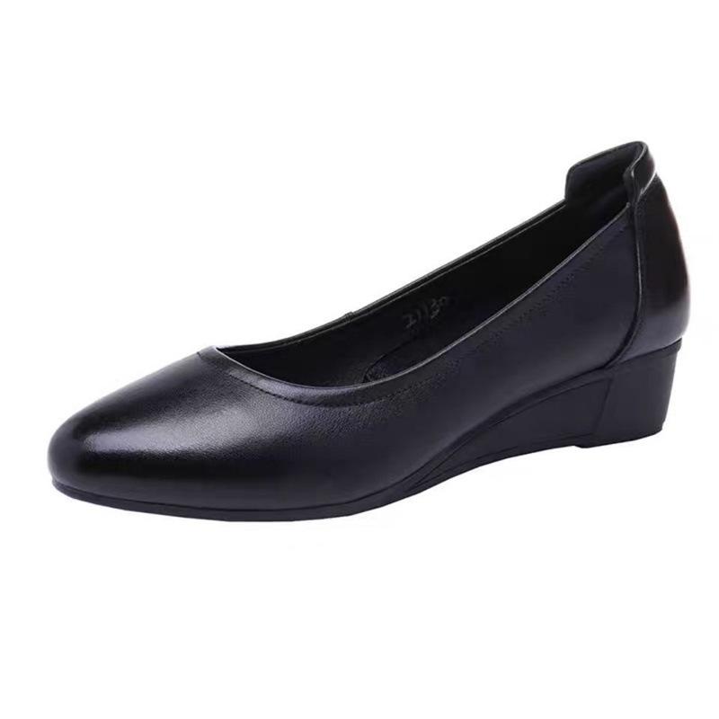 Spring/Summer Low Heel Work Shoes for Middle-Aged & Elderly Women - Soft Sole, Professional Leather Shoes for Hotel & Flight Attendant Use.