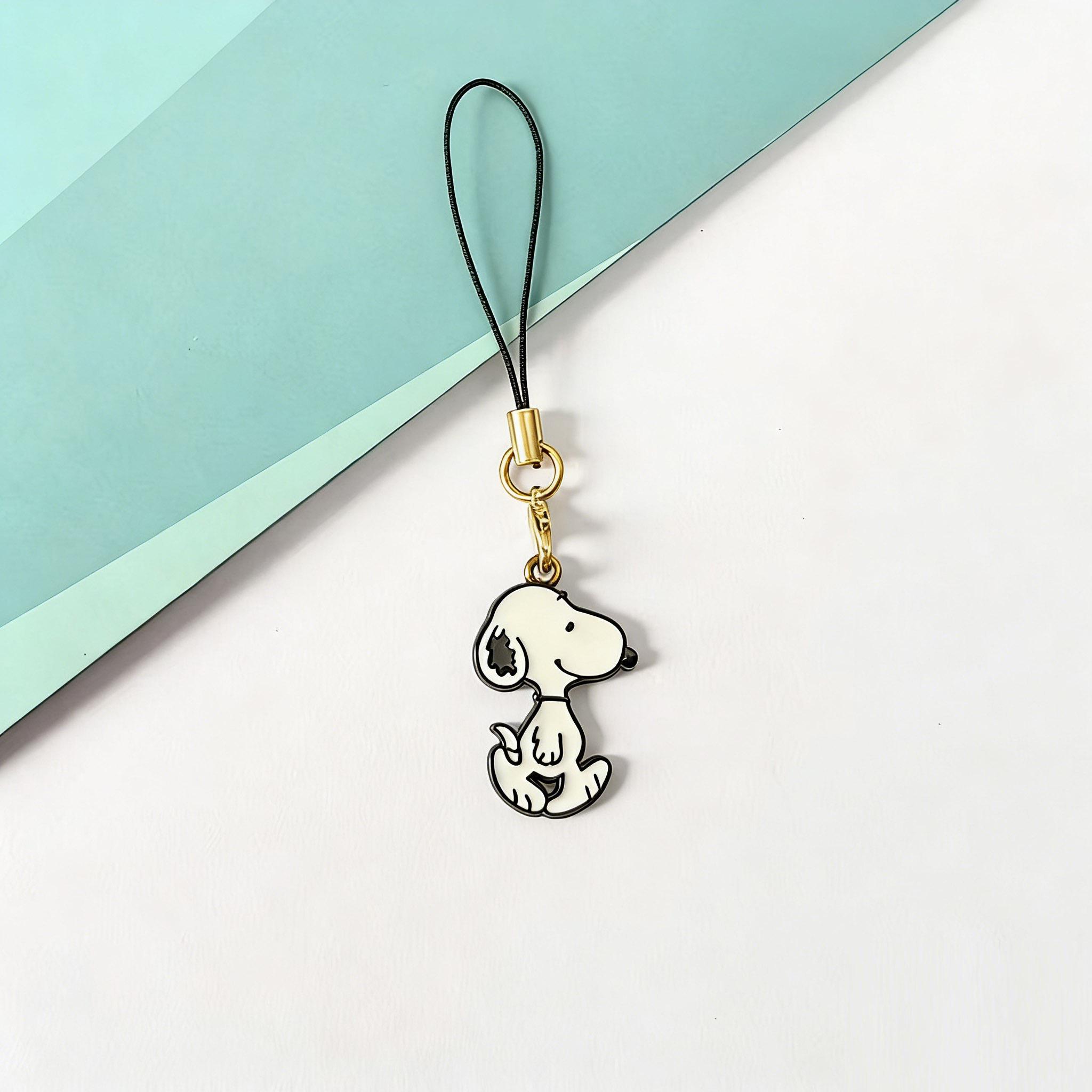 

Snoopy Keychain Men and Women Cute Creative Anime Fashion Simple Versatile Bag Mobile Phone Decoration Keyring lanyard