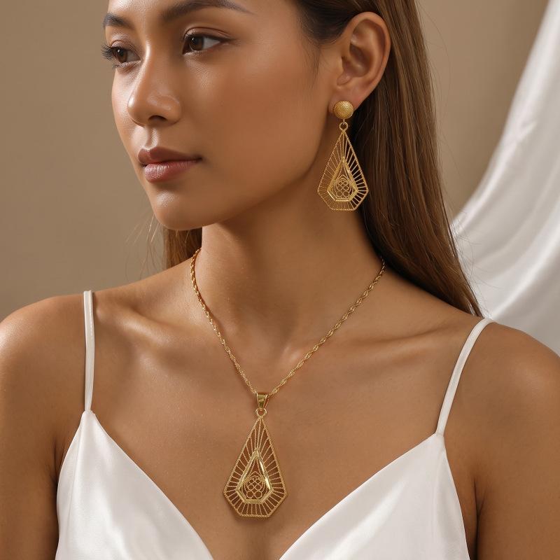 Vietnamese Sand Gold Bride Hollow Earrings Necklace Set Fashionable Light Luxury Engraved Pendant Earrings Earrings