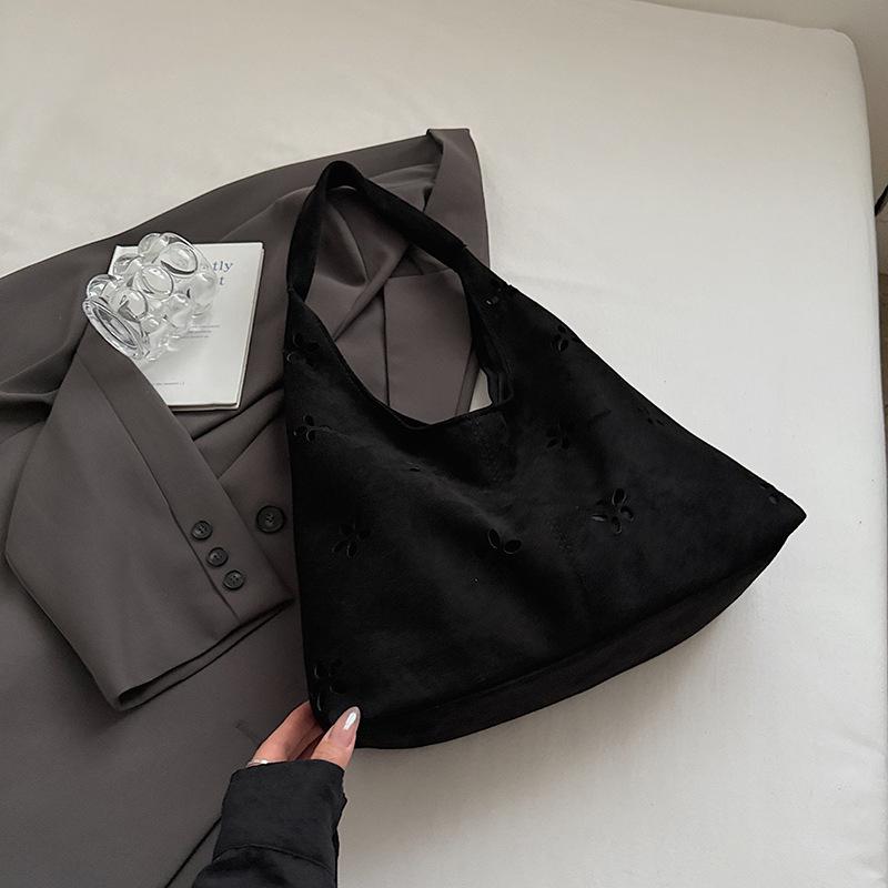 

Korean version of simple commuter tote dumpling bag women s 2025 autumn new fashion trend casual shoulder armpit bag чёрный