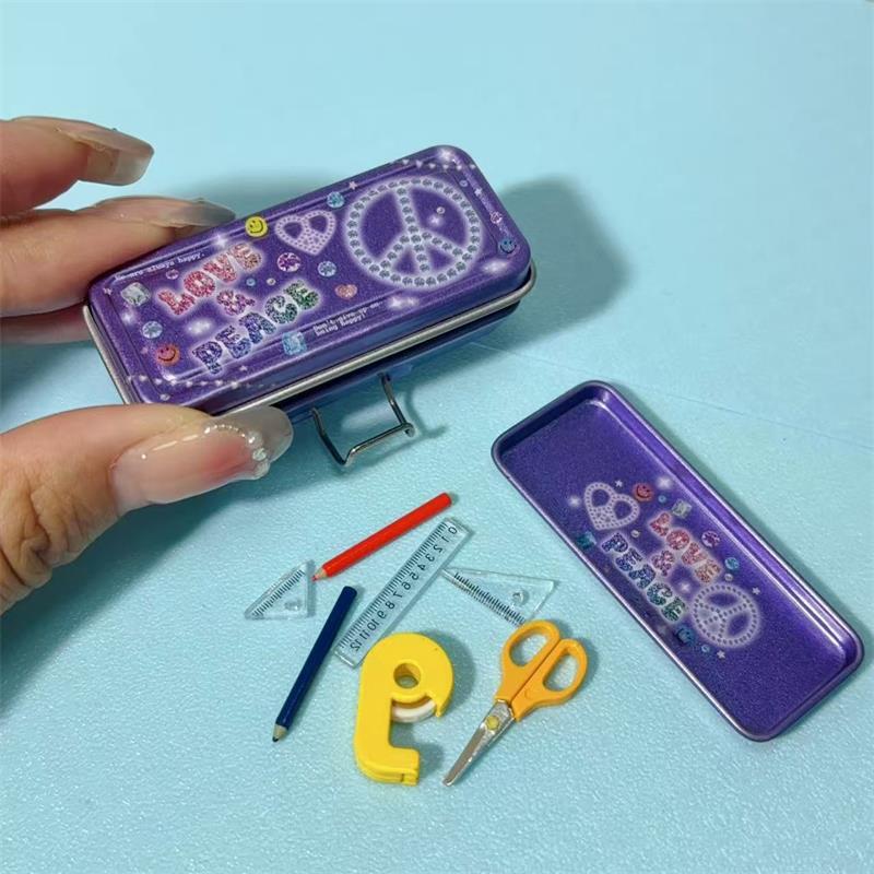 

Ляльковий мініатюрний двошаровий залізний пенал для олівців, ручок, лінійки, вимірювальної стрічки, ножиць, модель, декор для мікроландшафту, іграшка для гри в уяву