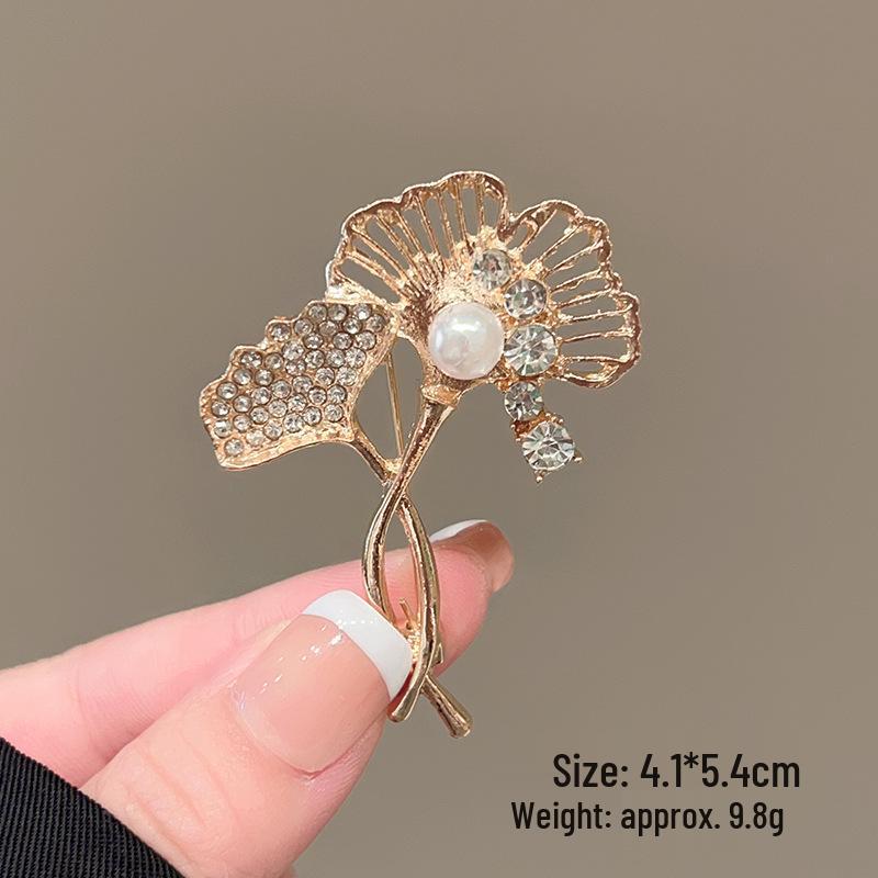 

Изысканная роскошная женская брошь-булавка в виде красного кленового листа: Приветственный аксессуар высокого класса