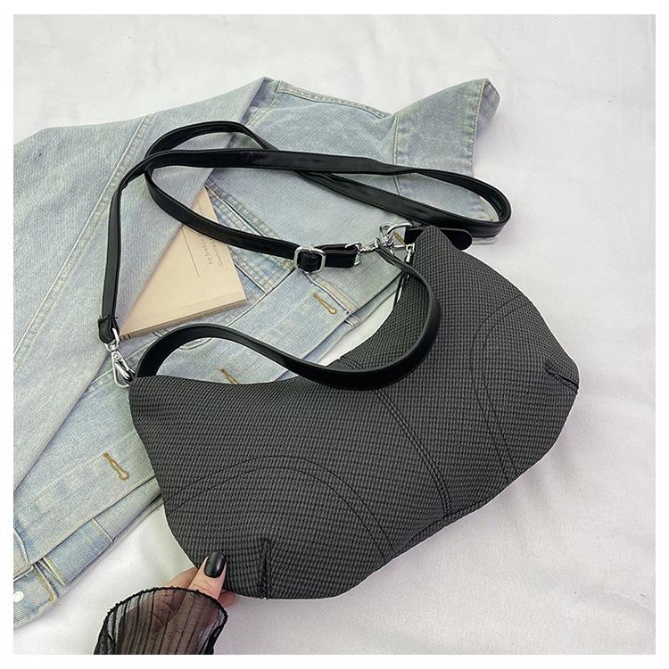 

2025 new fashionable versatile dumpling bag women s niche design shoulder bag foreign high-end underarm messenger bag чёрный