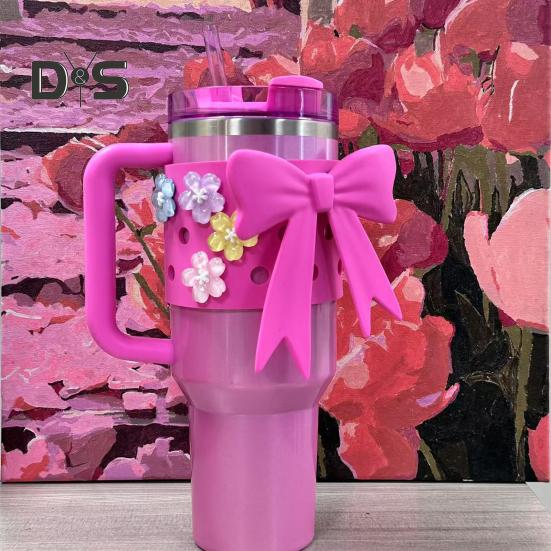 Silikon-Becherhülle für 40-oz-Becher, DIY-Set mit Schleife und Blumenanhänger, rutschfeste Schutzhülle, spülmaschinenfest, Geschenk für Becherliebhaber