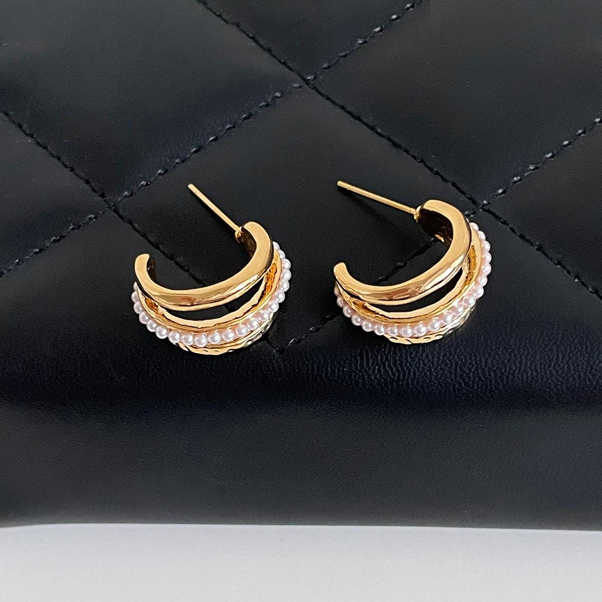 

Литературные и ретро серьги-пусеты с жемчугом, женские, личностные, геометрические серьги C-образной формы, легкая роскошь, высококлассные летние серьги copper